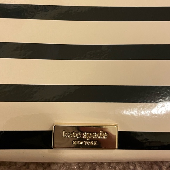 Kate Spade NWOT ivory/ black stripe wallet with patent bow - Picture 3 of 8